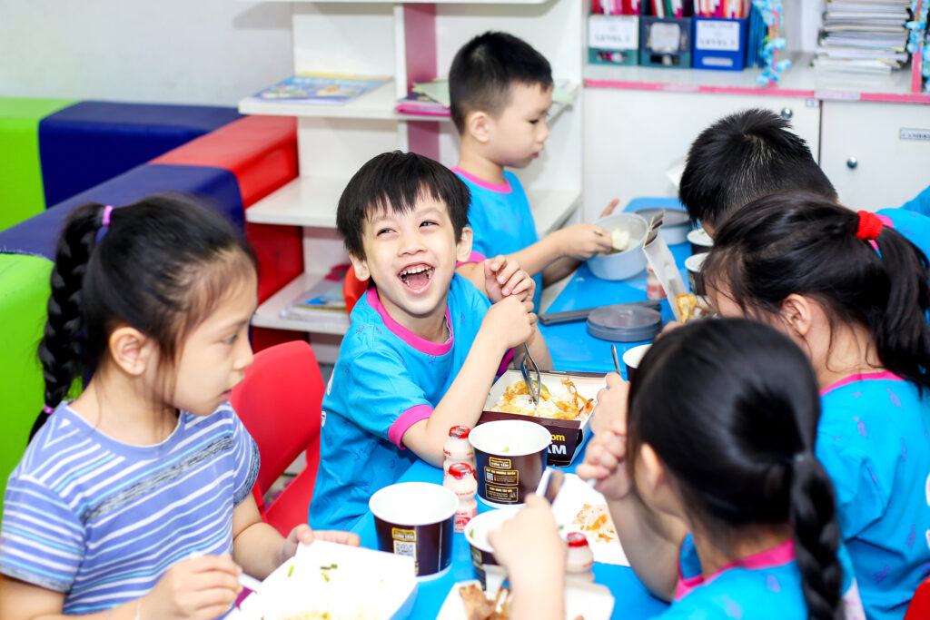Giờ ăn trưa tại lớp tiếng Anh bán trú hè